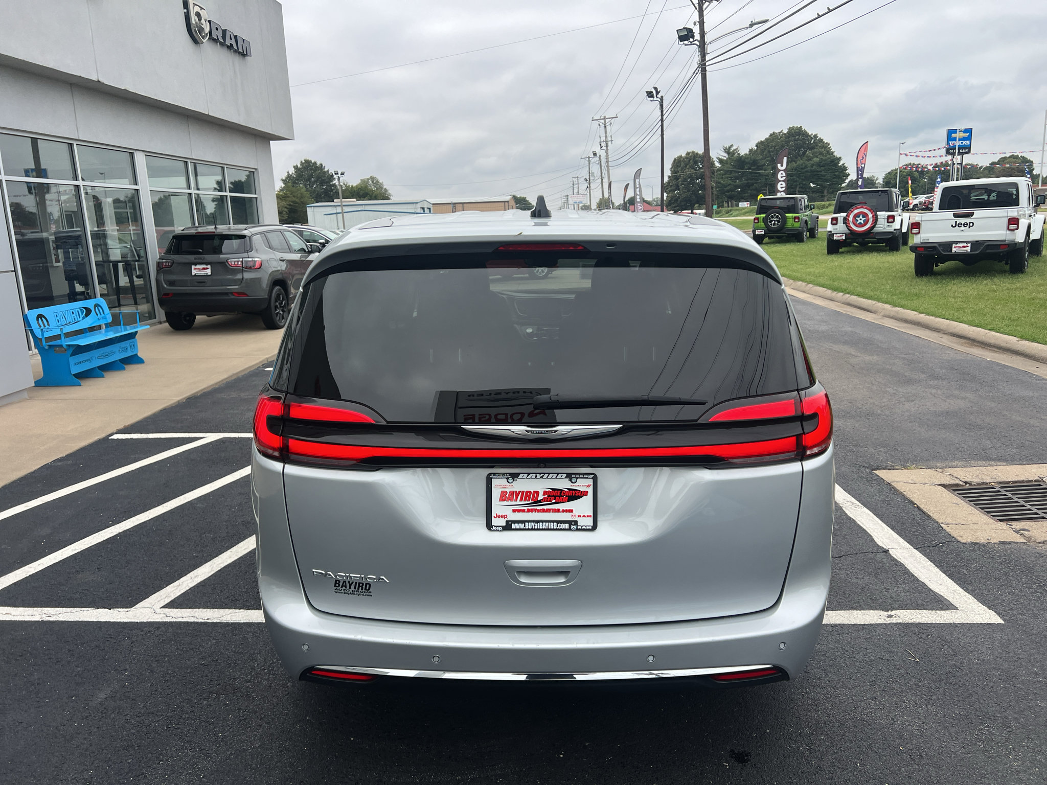 Used 2024 Chrysler Pacifica Touring-L FWD image 10