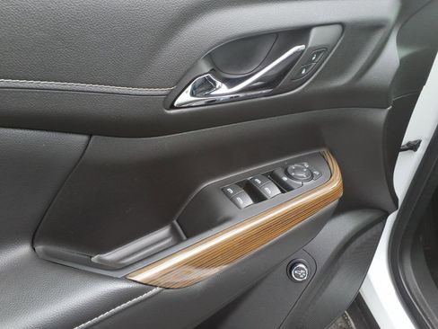 Used 2023 GMC Acadia SLE w/ Driver Convenience Package image 9