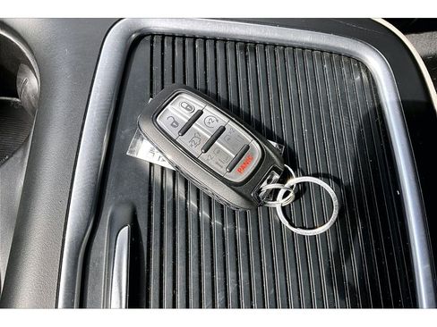 Used 2022 Chrysler Pacifica Touring-L w/ Uconnect Theater Family Group AWD/4WD image 29