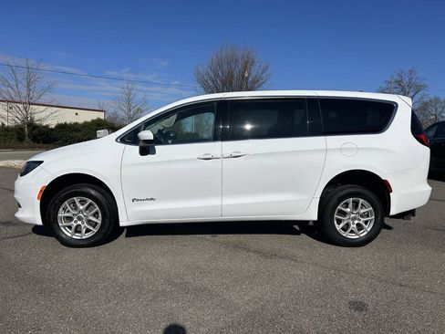 Used 2023 Chrysler Voyager LX FWD image 9