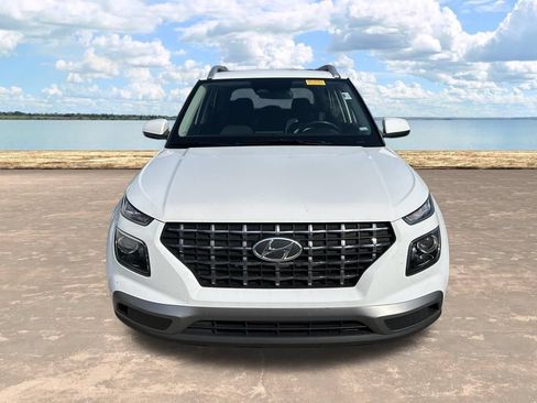Used 2025 Hyundai Venue SEL FWD image 2