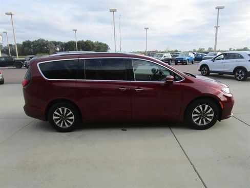 Used 2021 Chrysler Pacifica Touring-L image 7