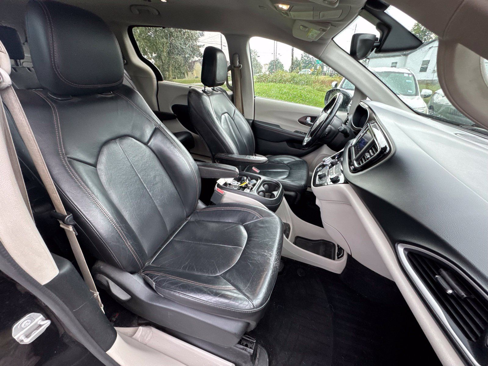 Used 2018 Chrysler Pacifica Touring-L FWD image 31