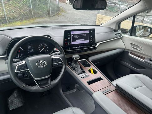 Used 2023 Toyota Sienna XLE AWD/4WD image 14