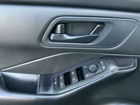 Used 2024 Nissan Rogue S image 10