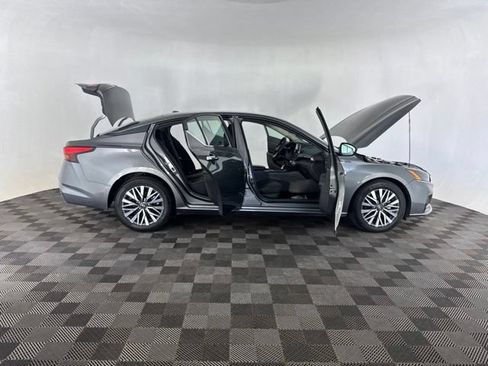 Used 2025 Nissan Altima 2.5 SV FWD image 17