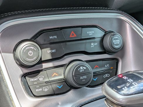 Used 2019 Dodge Challenger SXT RWD image 28