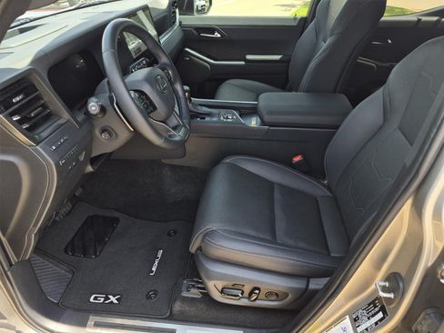 Used 2024 Lexus GX 550 w/ Accessory Package (31) AWD/4WD image 12