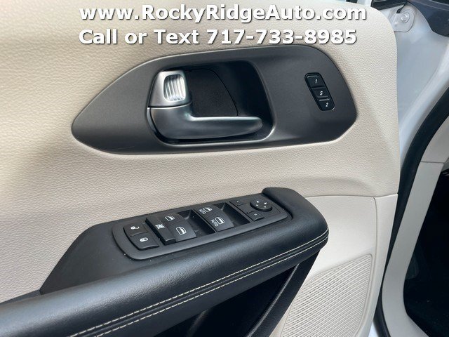 Used 2022 Chrysler Pacifica Touring-L FWD image 37