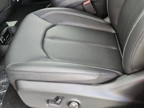 New 2025 Chrysler Voyager LX image 4