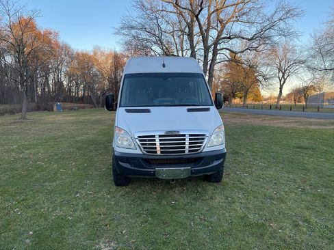 Used 2011 Freightliner Sprinter 2500 RWD image 7
