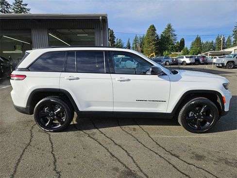 Used 2023 Jeep Grand Cherokee Altitude image 6