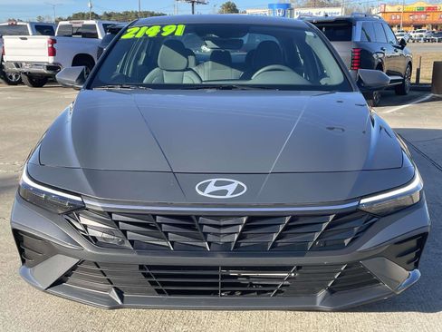 Certified 2025 Hyundai Elantra SE image 6