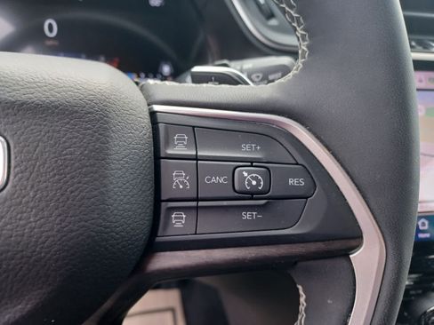 Used 2023 Jeep Grand Cherokee L Limited AWD/4WD image 16
