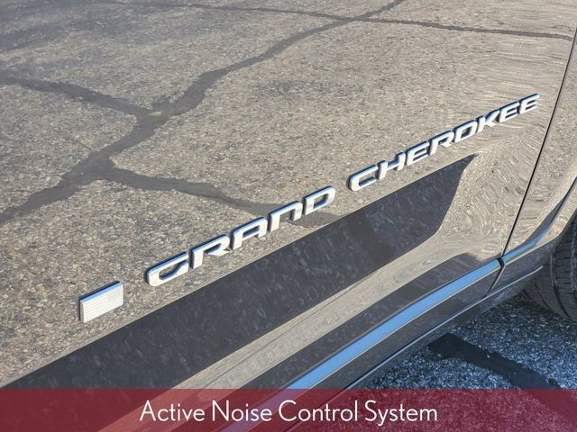 Certified 2024 Jeep Grand Cherokee Overland w/ Luxury Tech Group IV AWD/4WD image 7