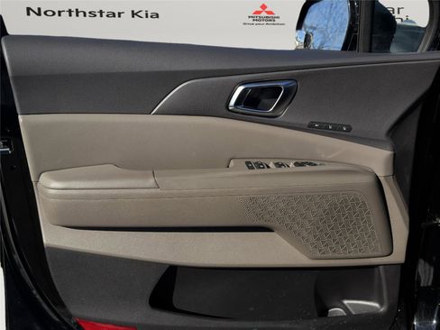 Used 2025 Kia Carnival EX image 25