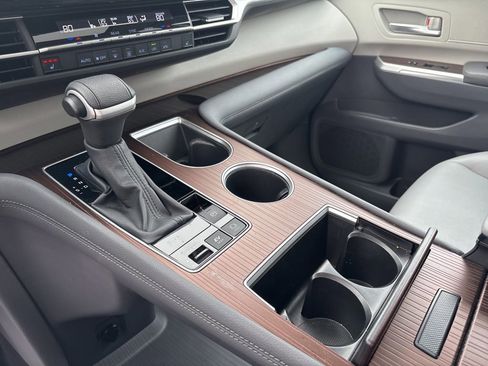 Used 2024 Toyota Sienna XLE image 19