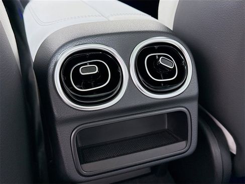 Used 2025 Mercedes-Benz C 300 4MATIC Sedan image 27