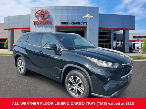Used 2020 Toyota Highlander XLE AWD/4WD image 1