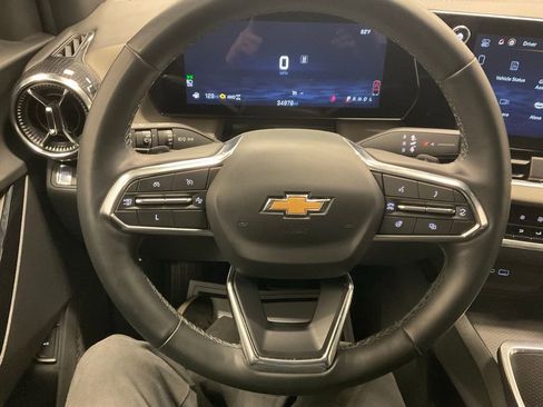 Used 2025 Chevrolet Equinox LT w/ Convenience Package II image 4