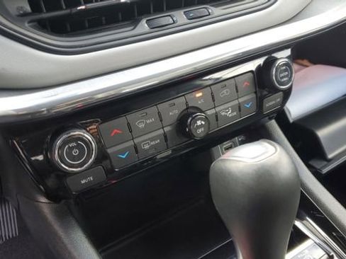 Certified 2022 Jeep Compass Limited image 17