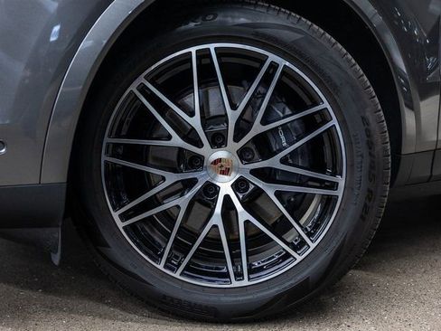 Certified 2025 Porsche Cayenne Coupe AWD/4WD image 16