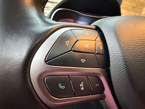 Used 2021 Jeep Cherokee Limited image 22