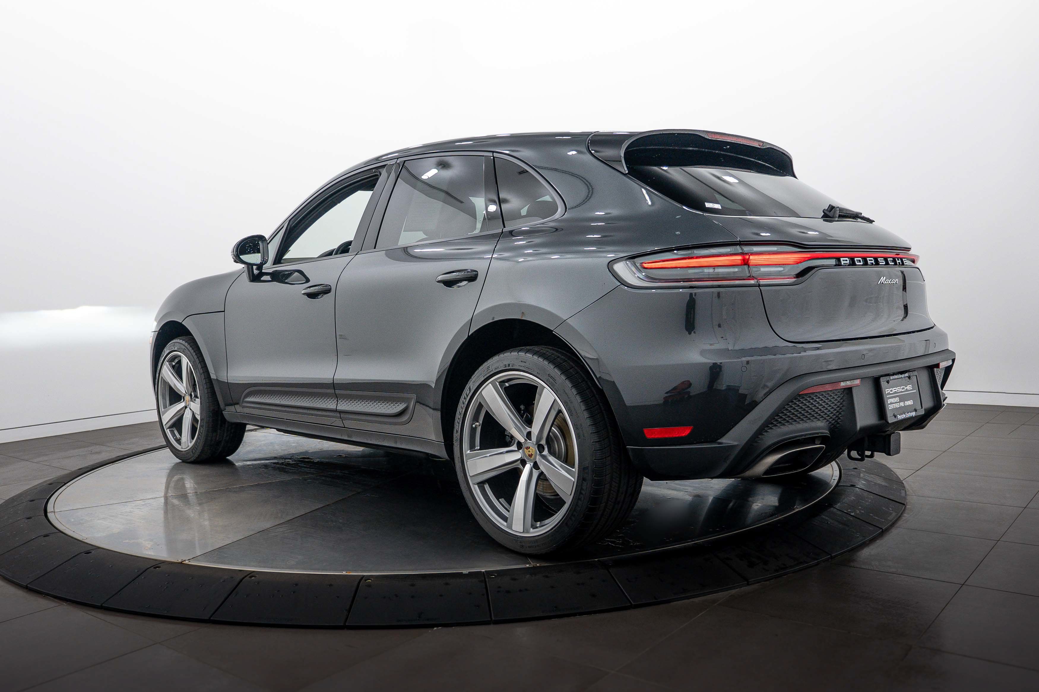 Certified 2026 Porsche Macan AWD/4WD image 3