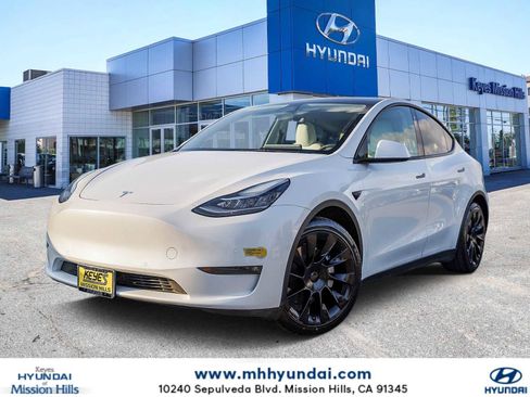 Used 2022 Tesla Model Y Long Range image 1