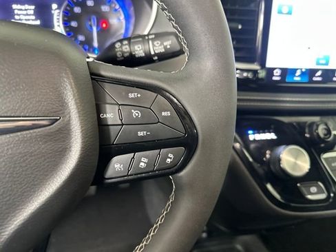 Used 2023 Chrysler Pacifica Touring-L w/ S Appearance Package image 16