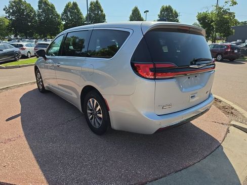 Used 2024 Chrysler Pacifica Limited FWD image 3