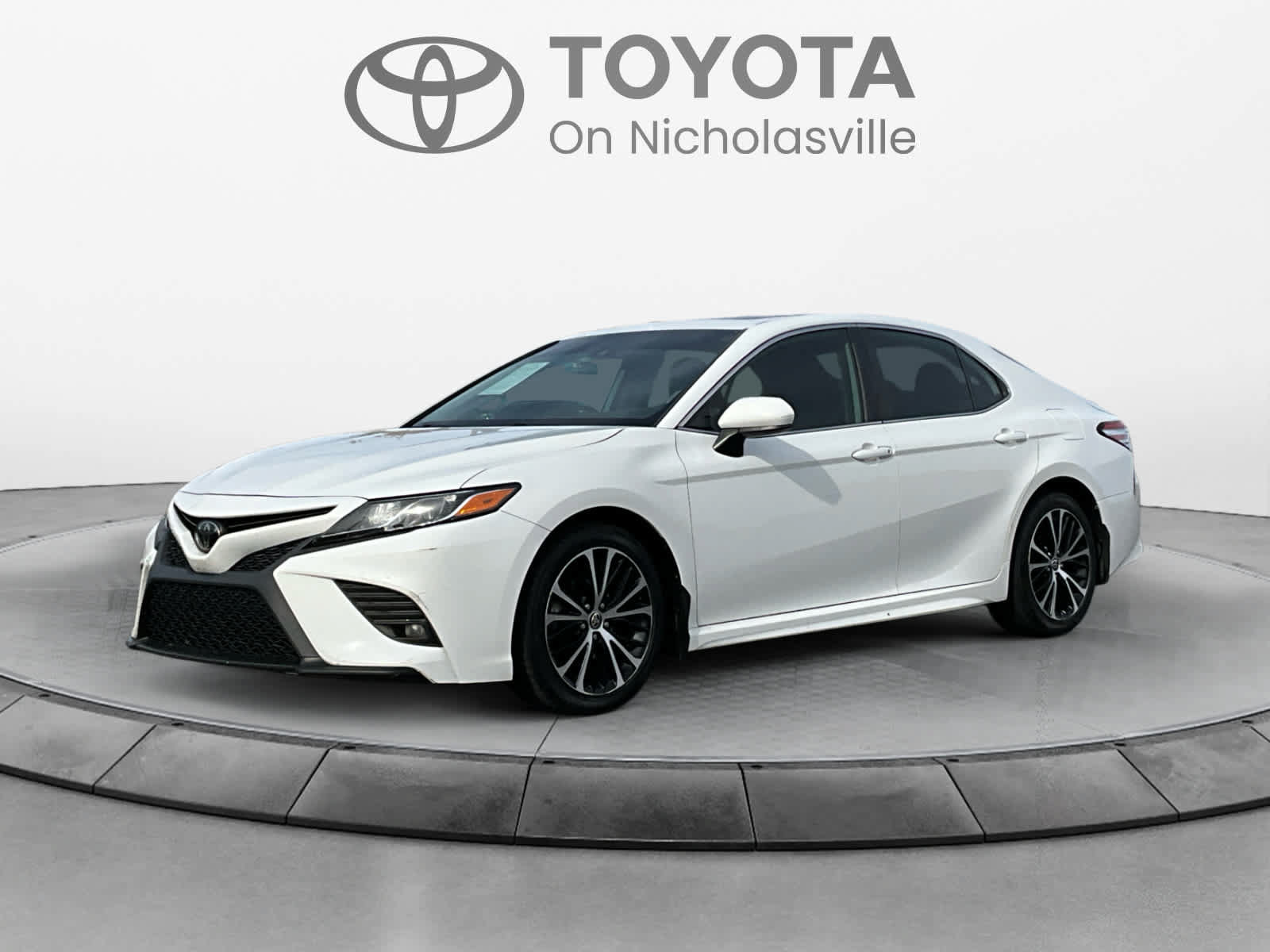 Used 2020 Toyota Camry SE FWD image 1