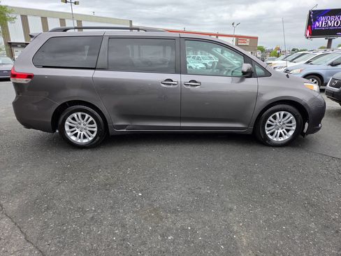 Used 2014 Toyota Sienna XLE w/ Entertainment Package FWD image 4