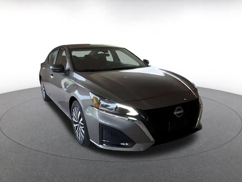 Used 2025 Nissan Altima 2.5 SV FWD image 3
