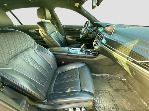 Used 2019 BMW 750i w/ M Sport Package image 31
