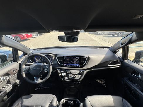 Used 2025 Chrysler Pacifica Select image 35