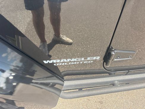 Used 2017 Jeep Wrangler Unlimited Sahara AWD/4WD image 15