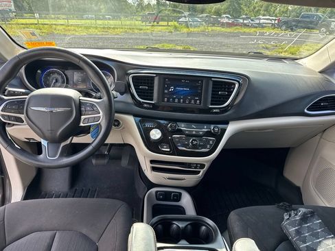 Used 2020 Chrysler Pacifica Touring FWD image 11