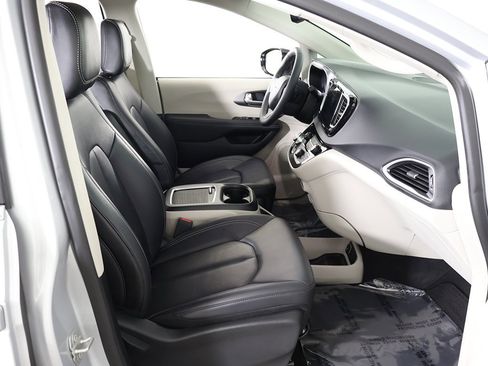 Used 2024 Chrysler Pacifica Touring-L image 31