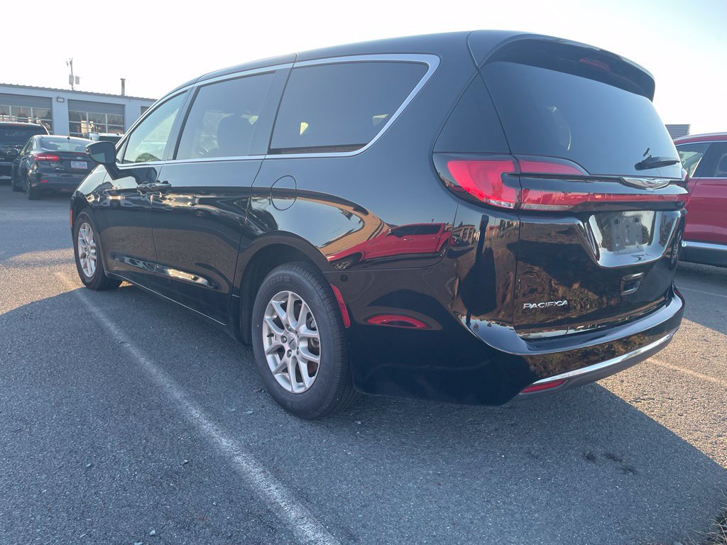Used 2025 Chrysler Pacifica Select FWD image 3