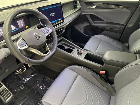 New 2026 Volkswagen Tiguan SE R-Line FWD image 9