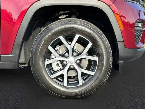 Used 2025 Jeep Grand Cherokee Limited image 31