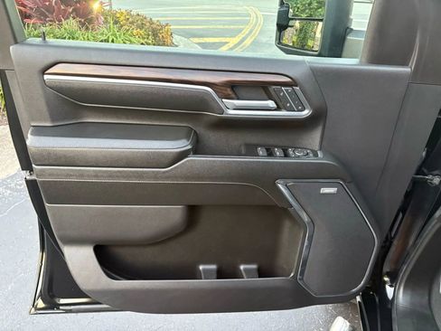 Used 2024 GMC Sierra 2500 SLT w/ SLT Convenience Package image 15