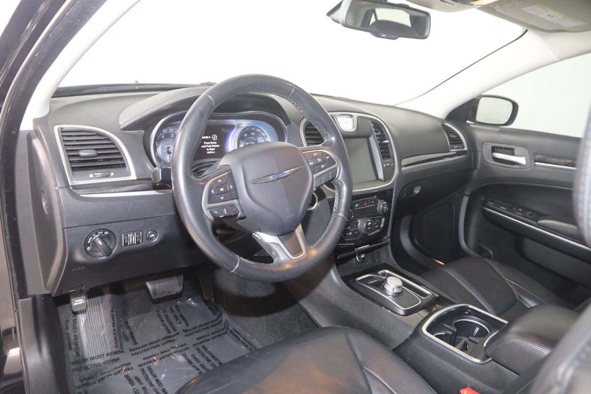 Used 2015 Chrysler 300 Limited RWD image 22