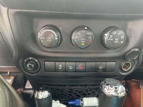 Used 2016 Jeep Wrangler Unlimited Rubicon w/ Connectivity Group image 10