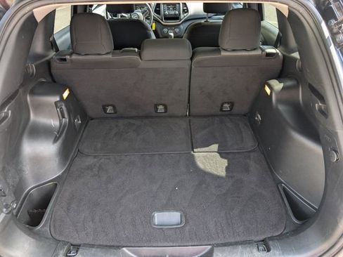 Used 2017 Jeep Cherokee Sport FWD image 14