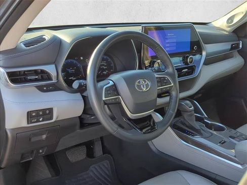 Used 2023 Toyota Highlander Platinum FWD image 9