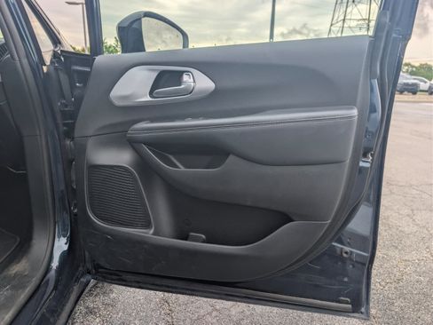 Used 2025 Chrysler Pacifica Limited FWD image 35