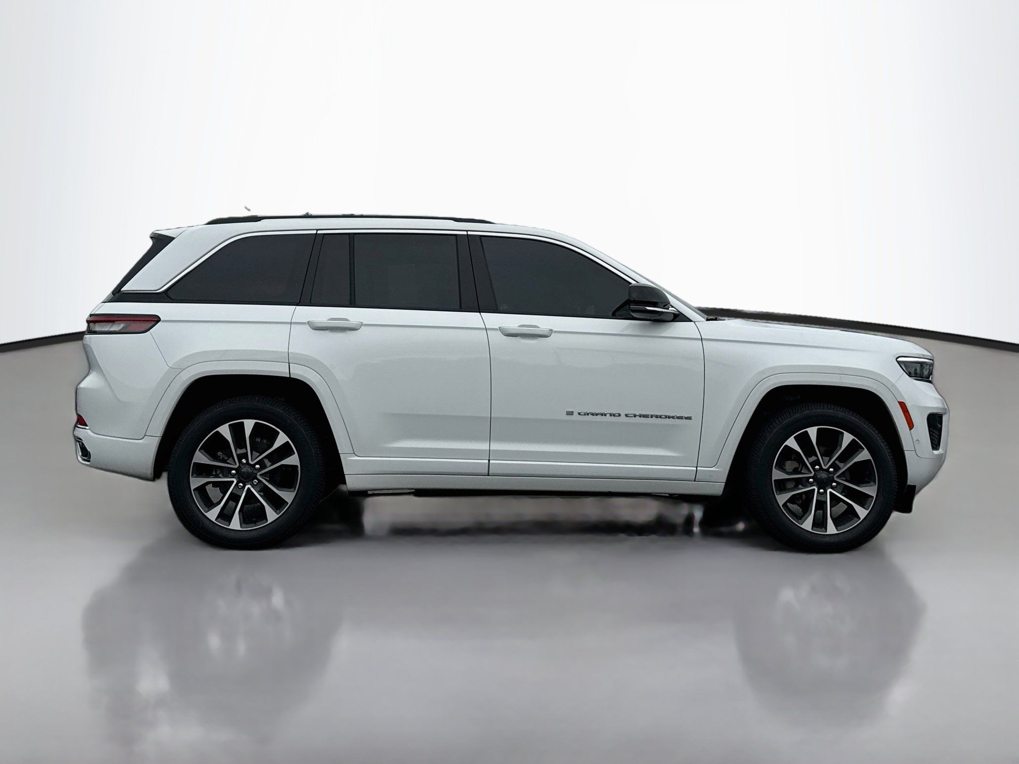 Used 2023 Jeep Grand Cherokee Overland AWD/4WD image 8