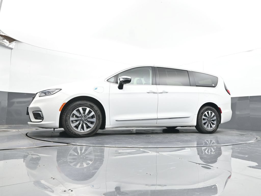 Used 2023 Chrysler Pacifica Limited FWD image 49